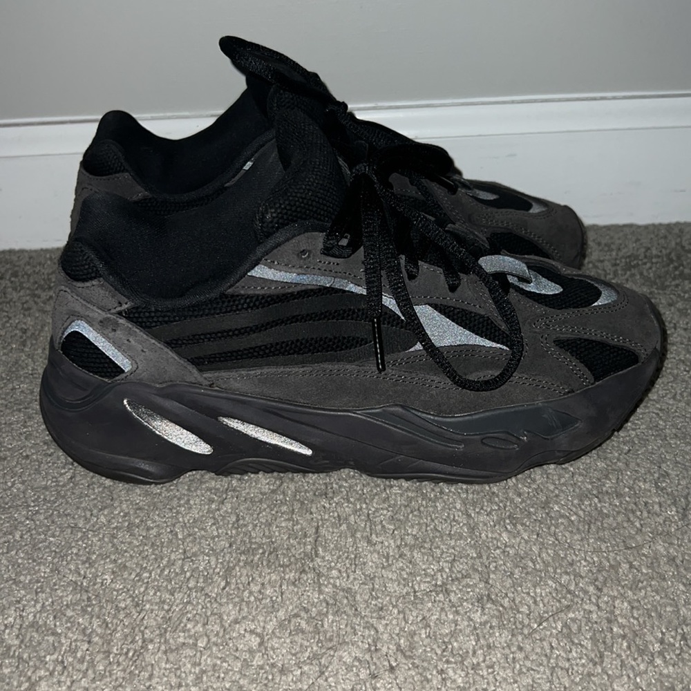 Yeezy 700 V2 reflective - Picture 3 of 5